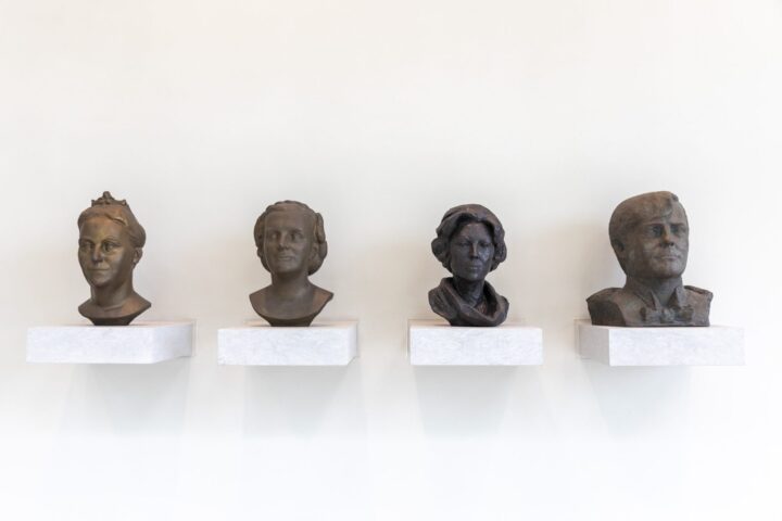 Bustes in het gebouw van de Hoge Raad
