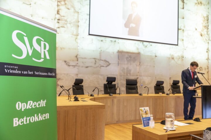 De zittingszaal met het spandoek van SVSR