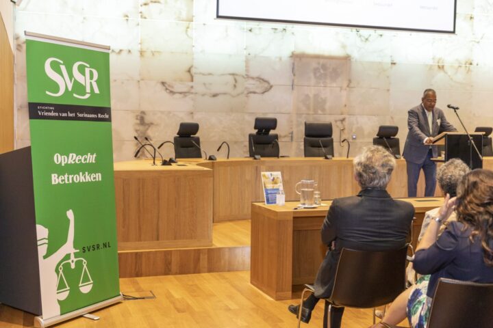 Spandoek van SVSR in de zittingszaal