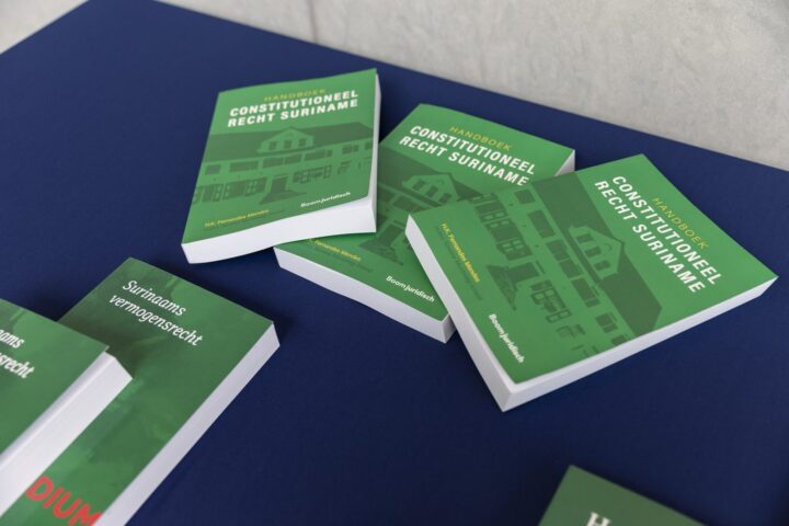 Exemplaren van Constitutioneel recht Suriname