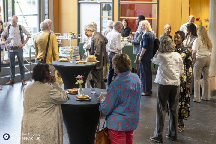 Aangeslotenen ontmoeten elkaar voor aanvang